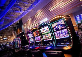 Antarmuka aplikasi mobile pagarslot dengan dashboard permainan dan tabel live dealer