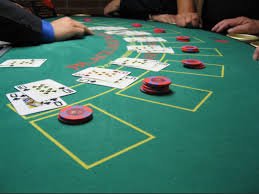 Antarmuka permainan blackjack dengan dealer asli di platform pagarslot
